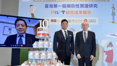前臺大校長李嗣涔右1日前出席臺大中信兒家研究中心成果發表會。資料照