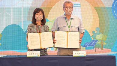 中鋼翁朝棟董事長左1與成大蘇慧貞校長右1共同簽署MoU合影