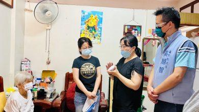 新竹縣議員吳旭智（右一）導入由元創電子研發「長者照護智慧觀測服務」系統，堪稱是高齡化獨居長者照護必要的工具。（圖／吳旭智議員提供）