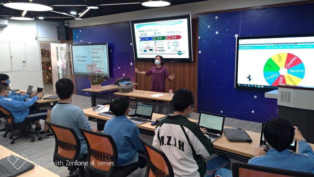 4.學校結合實體及數位閱讀，更整合D.School生活科技及智慧領航教師資源，將科技導入電子閱讀課程。 scaled
