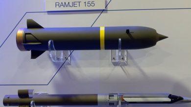 RAMJET155砲彈具有自主推力，也會提升精準度，其實更像是一種砲射飛彈。圖波音