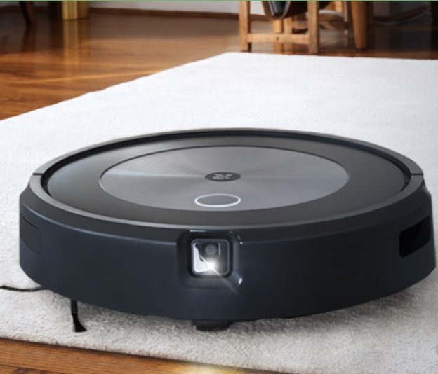 Roomba® j7 掃地機器人能即時對家中環境做出反應。PrecisionVision 精準辨識導航可辨識並避開寵物排泄物和充電線等障礙物，確實完成工作。