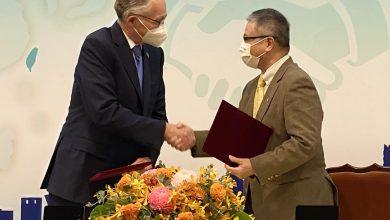 左為普度大學工學院代院長朗斯壯Mark Lundstrom 右為緯創資通董事長林憲銘 2