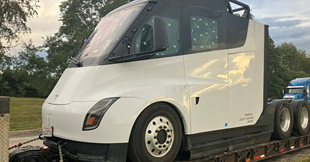 透過網友捕捉到的照片，可以相信交車日不遠了。（圖片翻攝自 tesla owners）