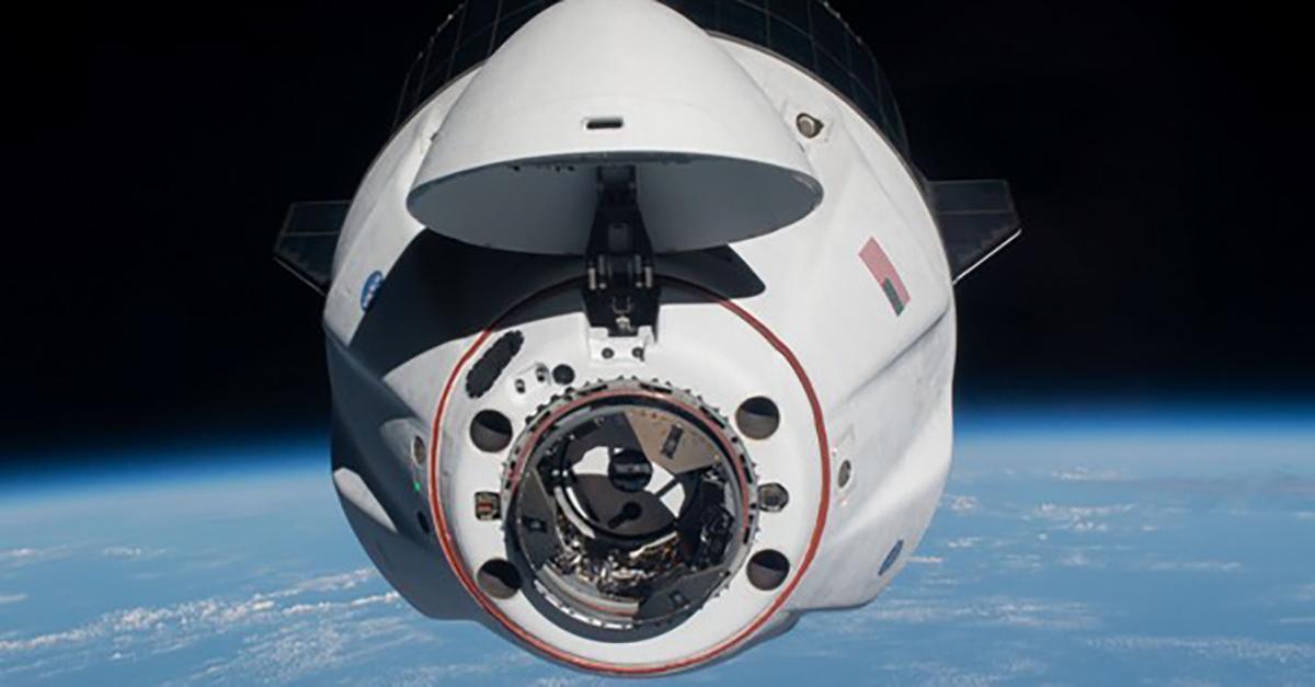 SpaceX 的無人駕駛太空船正模擬接近哈伯太空望遠鏡，試圖將其推至更高的軌道運行。（圖片翻攝自 NASA 官網）