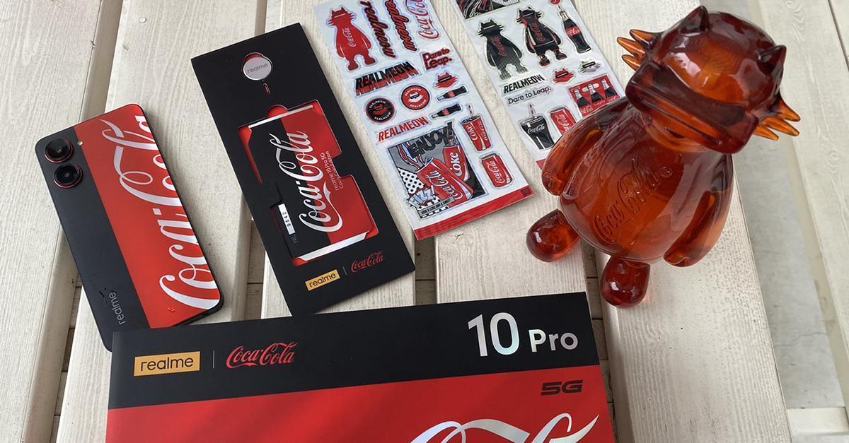 王雪玲圖一：realme 10 Pro 5G Coca Cola Edition限定禮盒，含各式周邊。記者／Shirley拍攝