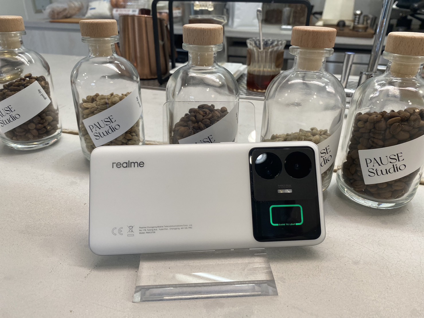 王雪玲圖一：realme GT3採用C 形覺醒光環系統RGB 燈效。記者／Shirley拍攝