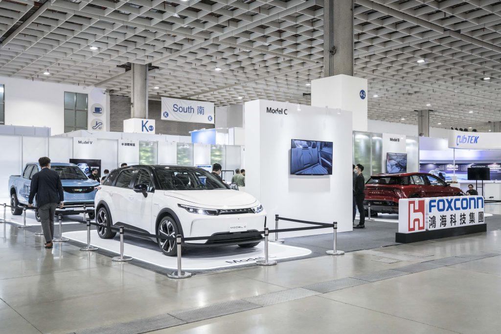 鴻海於2023臺北國際車用電子展覽會展出最新款式電動車