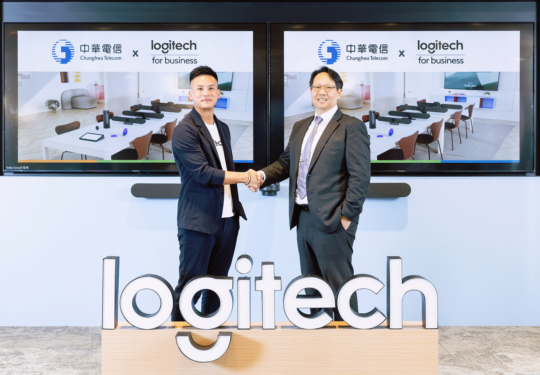 1. 【圖一】Logitech台港澳總經理 施前江左 與中華電信企業客戶分公司處長 原人麒右 攜手合作推出「HiNet Logitech Rally視訊設備月租服務」。