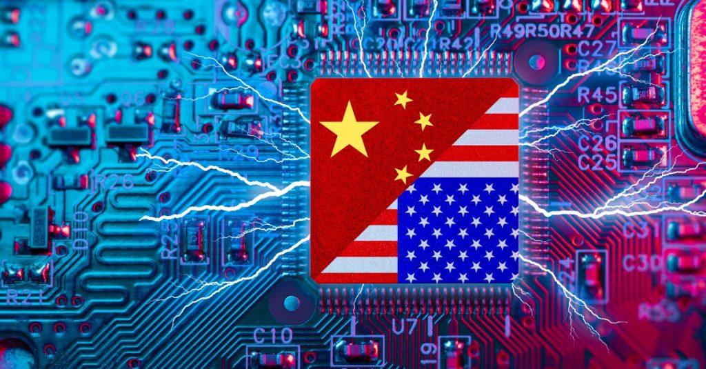 在中美關係緊張之際,美國總統拜登 2022 年推出出口管制,以阻止中國獲得先進的半導體晶片跟設備。