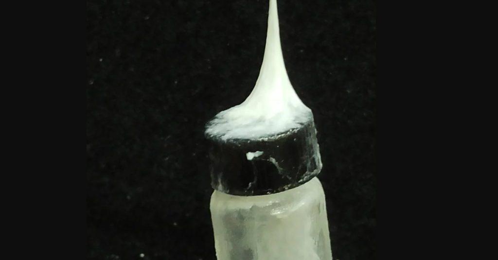 美國塔夫茨大學研究人員利用蛾吐出的絲當基礎,做出可以用針射出、可黏附並吊起物體的繩子。