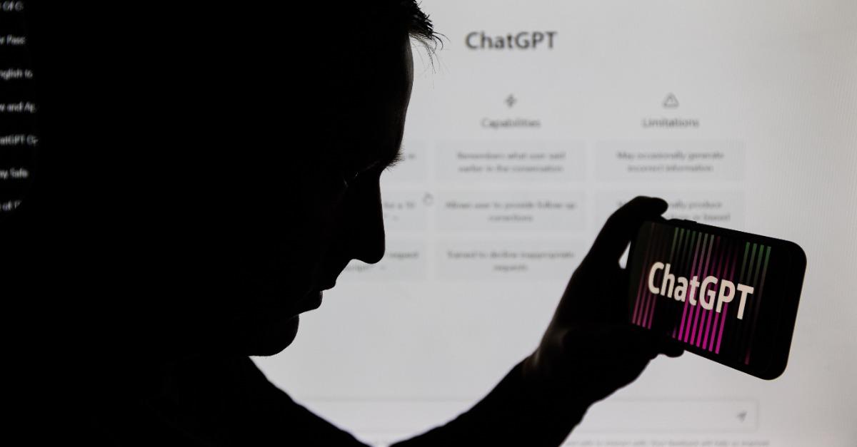 AI正在竊取你的資料!駭客「中間人攻擊」無須權限攻陷ChatGPT、Gemini 1 Man silhouette holding smartphone with ChatGPT