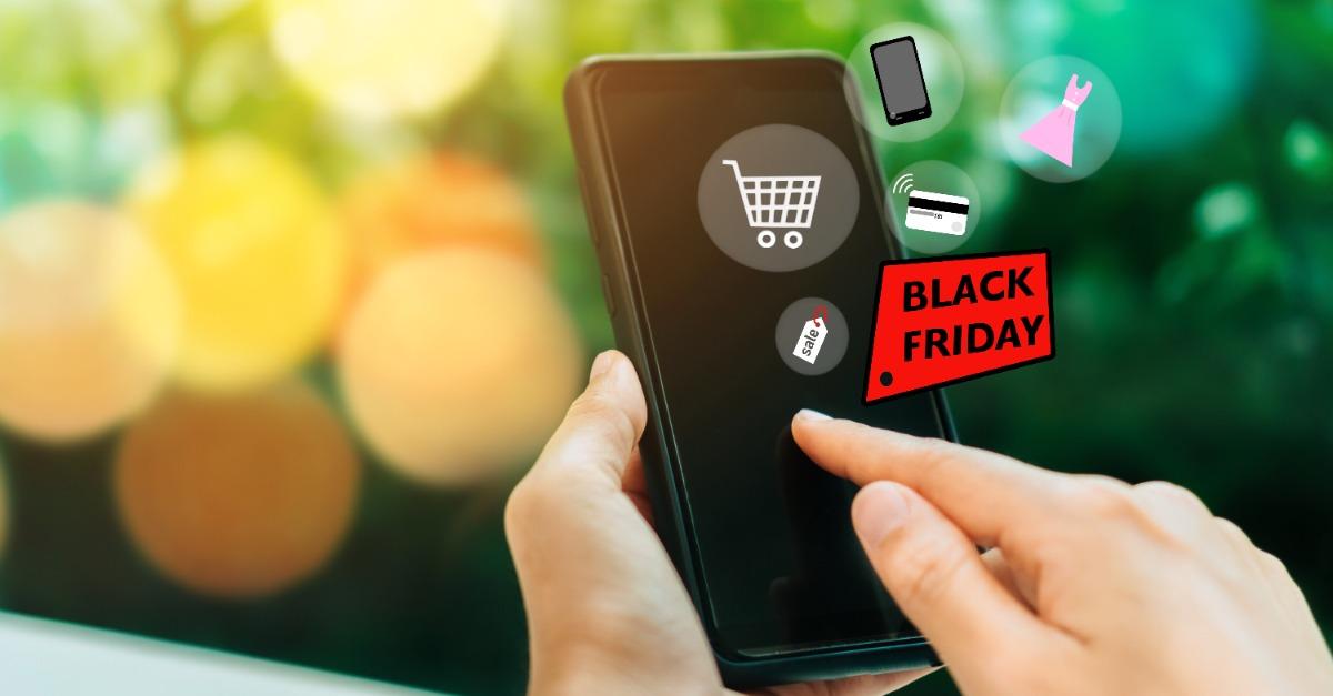 people shopping online in black friday with chat