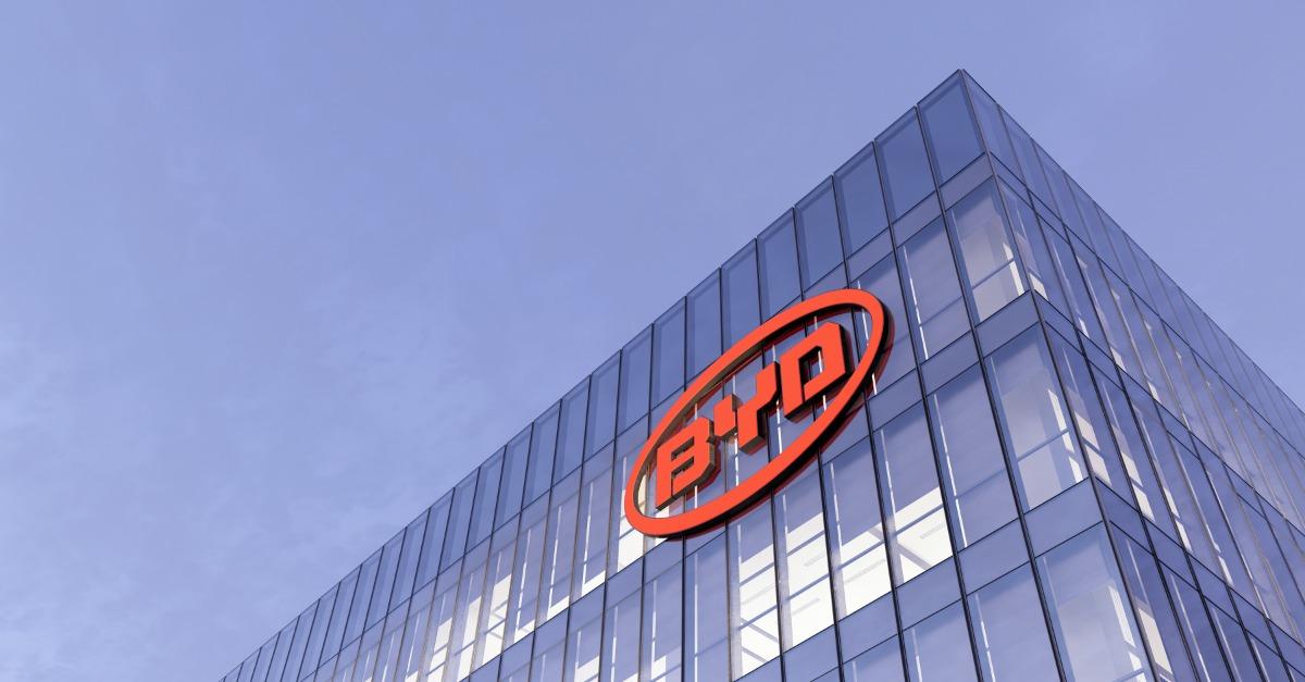 特斯拉歐洲銷量暴跌 BYD三年內急速超車 4 BYD Auto Signage Logo on Top of Glass Building 123rf
