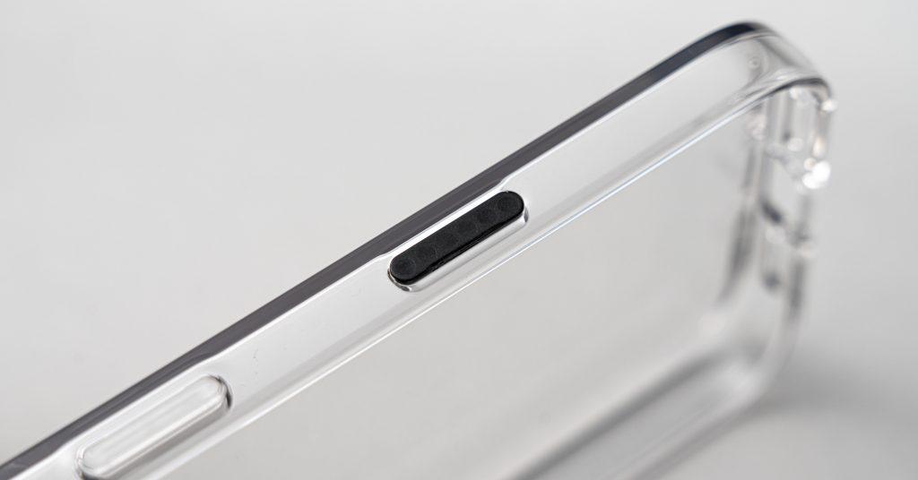 按鈕內部的 6 顆圓柱體與 iPhone 16 手機本身銅觸點可完美契合，讓操作都能準確反應。