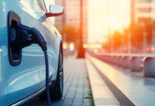 專家預測，電動車有望在2026年實現與汽油車的價格平價。