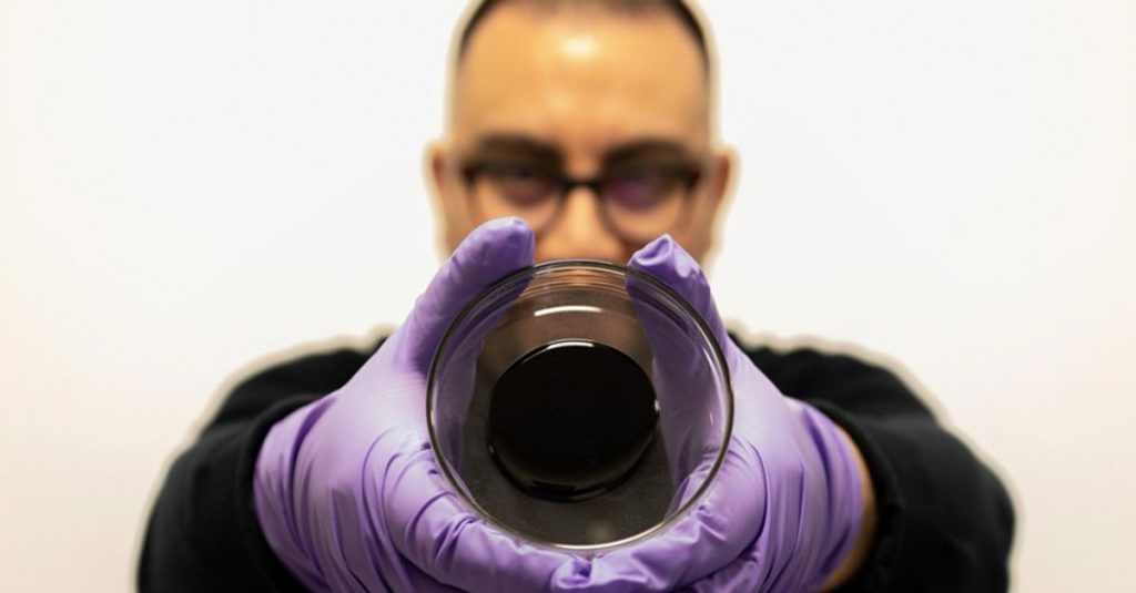 來自英國的科學家成功利用植物孢子，開發出一種能自動修復的瀝青材料。