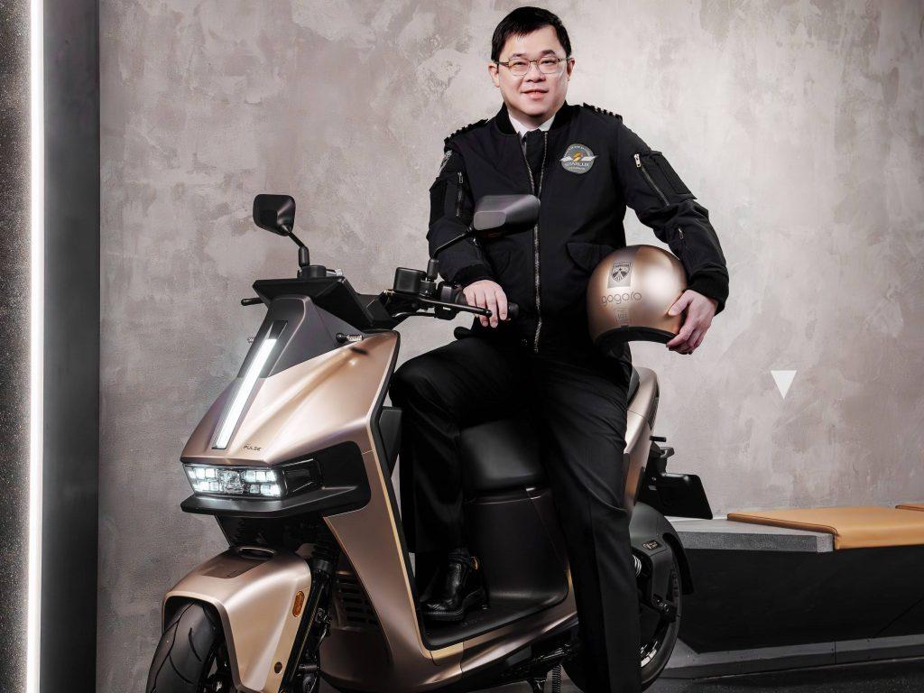 Gogoro與星宇航空聯手打造全新車款，首批限量200台，最大特色是搭載專屬航空儀表主題與音效，讓車主享受置身飛行機艙內的駕馭體驗。