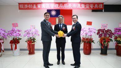 經濟部產業園區管理局今（26）日舉辦新任局長布達宣誓典禮。新任局長楊志清（右）提出智慧、安全和永續3大願景。（圖／經濟部提供）