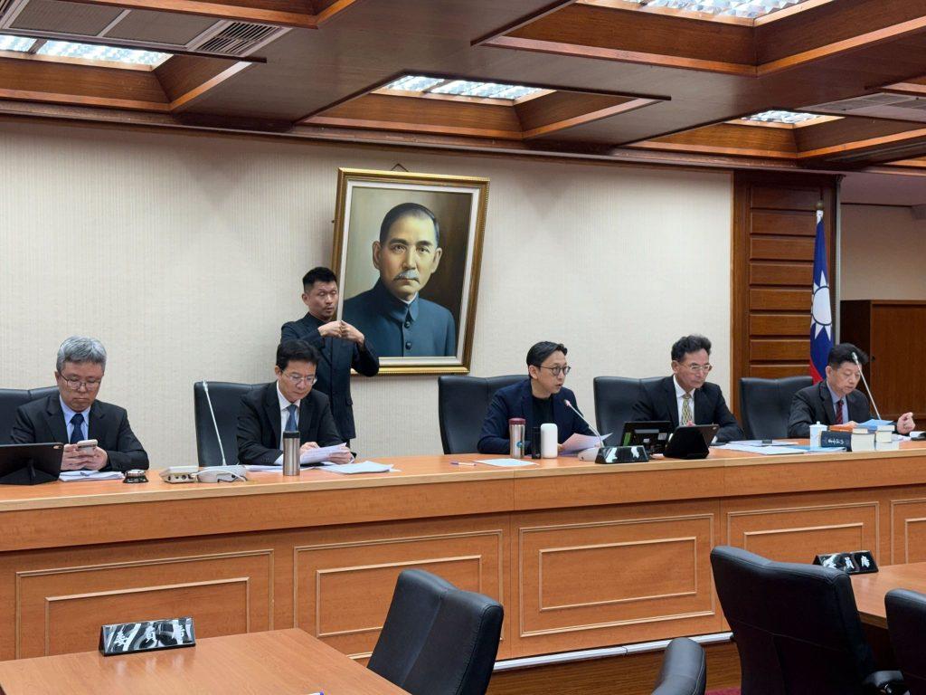 立法院16日召開首場AI基本法公聽會,與會專家學者盼建立繁中大型語言模型,以及國家層級AI訓練資料庫。