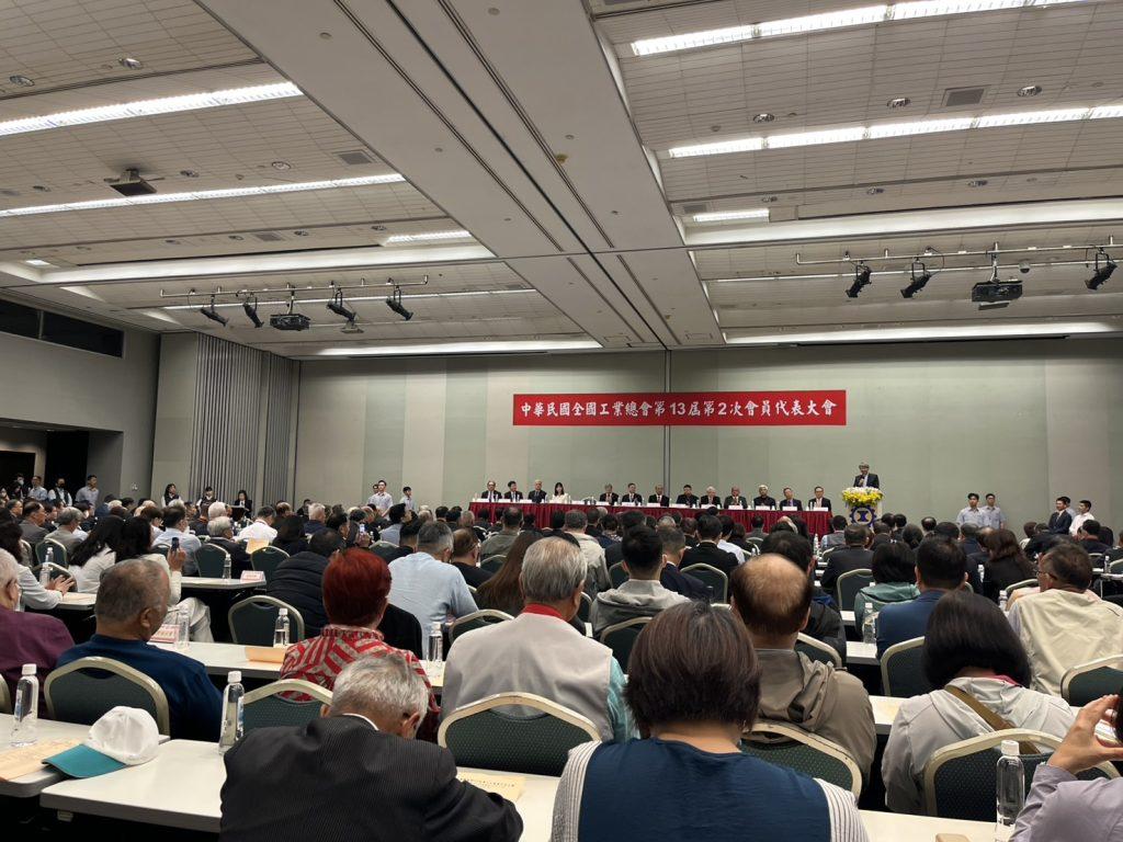針對美國關稅談判,工總理事長潘俊榮說,川普是商人、要找商人去談,工總有許多優秀的談判人才,可以協助政府。