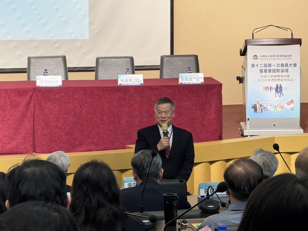 台經院董事長吳中書以「川普2.0的衝擊與因應」為題發表引言。(圖/記者彭夢竺攝影)