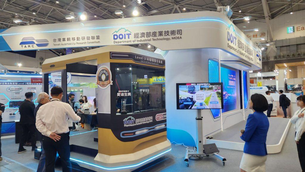 經濟部TARC主題館秀Level 3 AI自駕系統與電動巴士、智慧充電系統等AI車輛應用。