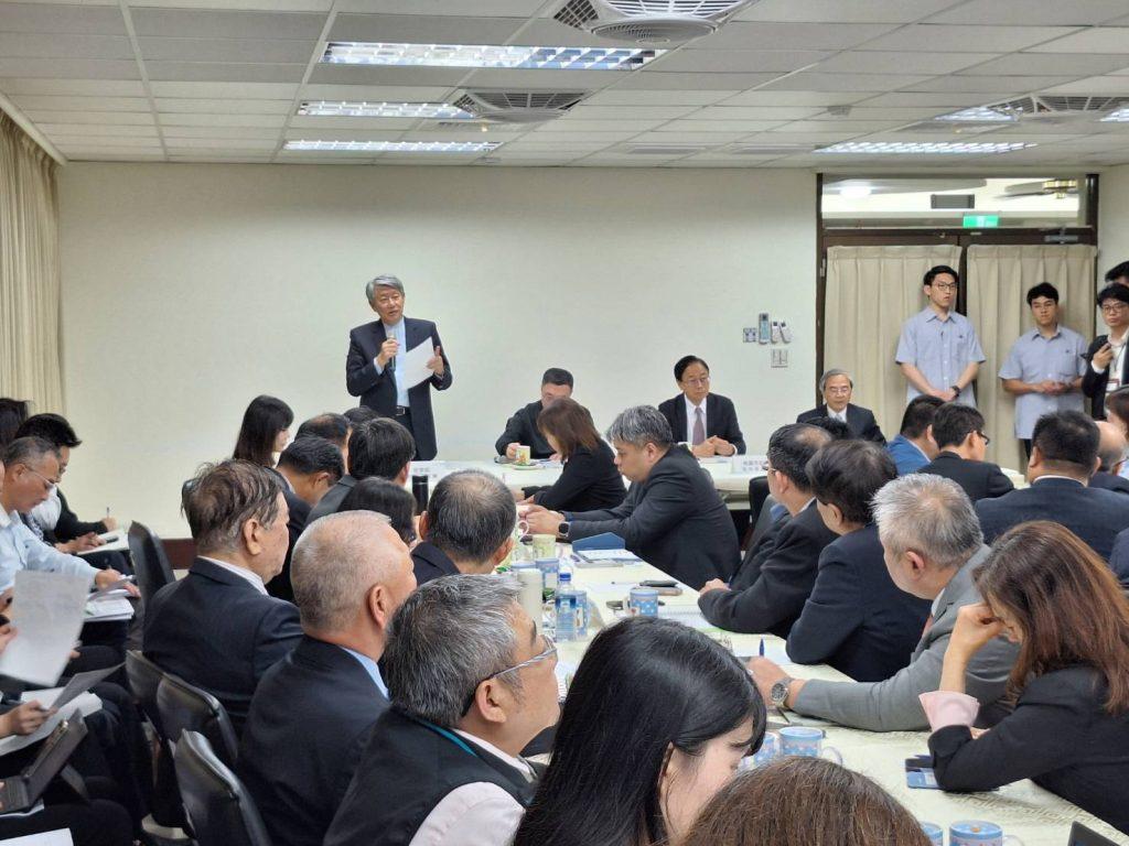 因應美國關稅問題,行政院長卓榮泰赴桃園傾聽產業心聲,承諾將爭取廠商最大利益。