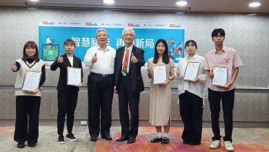 1111人力銀行於12日記者會上舉行受贈儀式，頒發「AI應用規劃師培訓一般證照」給5位代表學員。