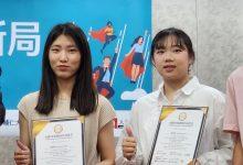 1111人力銀行12日舉行受贈儀式，頒發「AI應用規劃師培訓一般證照」給5位代表學員，輔大AI中心分析師楊育婷（左）、馬偕護專學生吳佳芸（右）分享課程心得。