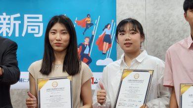 1111人力銀行12日舉行受贈儀式，頒發「AI應用規劃師培訓一般證照」給5位代表學員，輔大AI中心分析師楊育婷（左）、馬偕護專學生吳佳芸（右）分享課程心得。