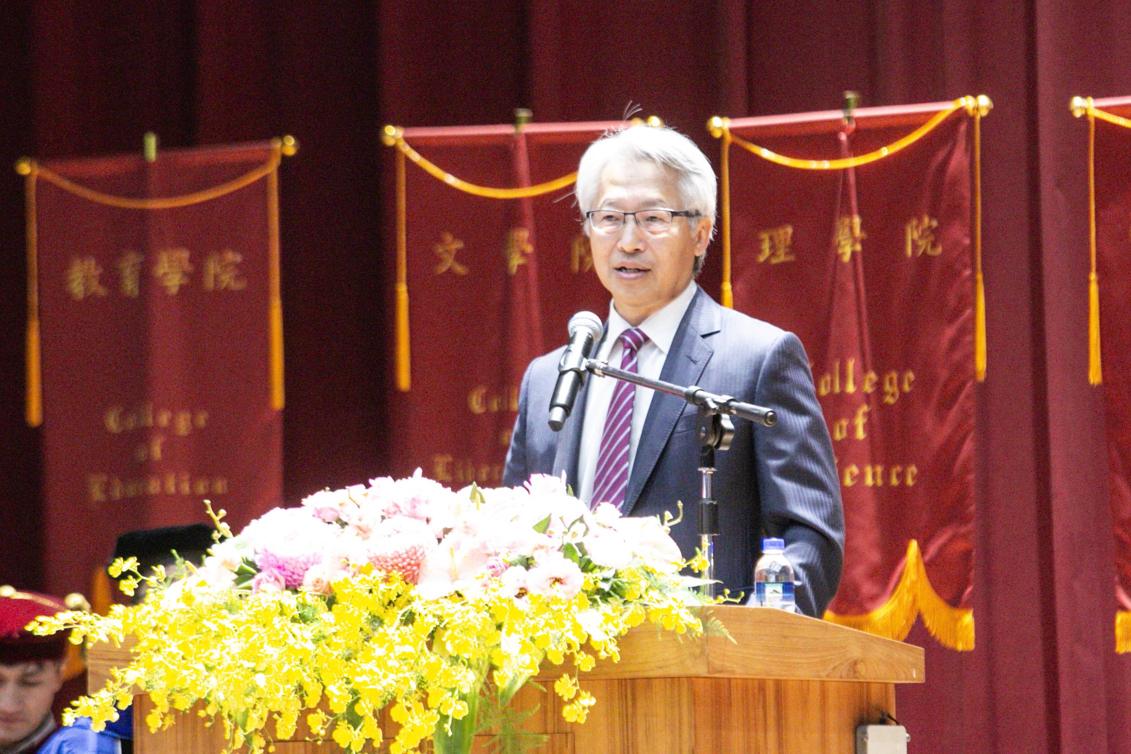 中央研究院院長廖俊智24日在台師大畢典,勉勵畢業生,AI無法取代勇氣與韌性,要帶著人類特有的「反脆弱」優勢,「下場打球」、改變世界。