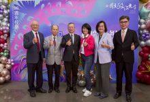 政大98校慶登場，頒發6位傑出校友，包括趨勢科技執行長陳怡樺、馨昌公司董事長鄧傳馨等人。