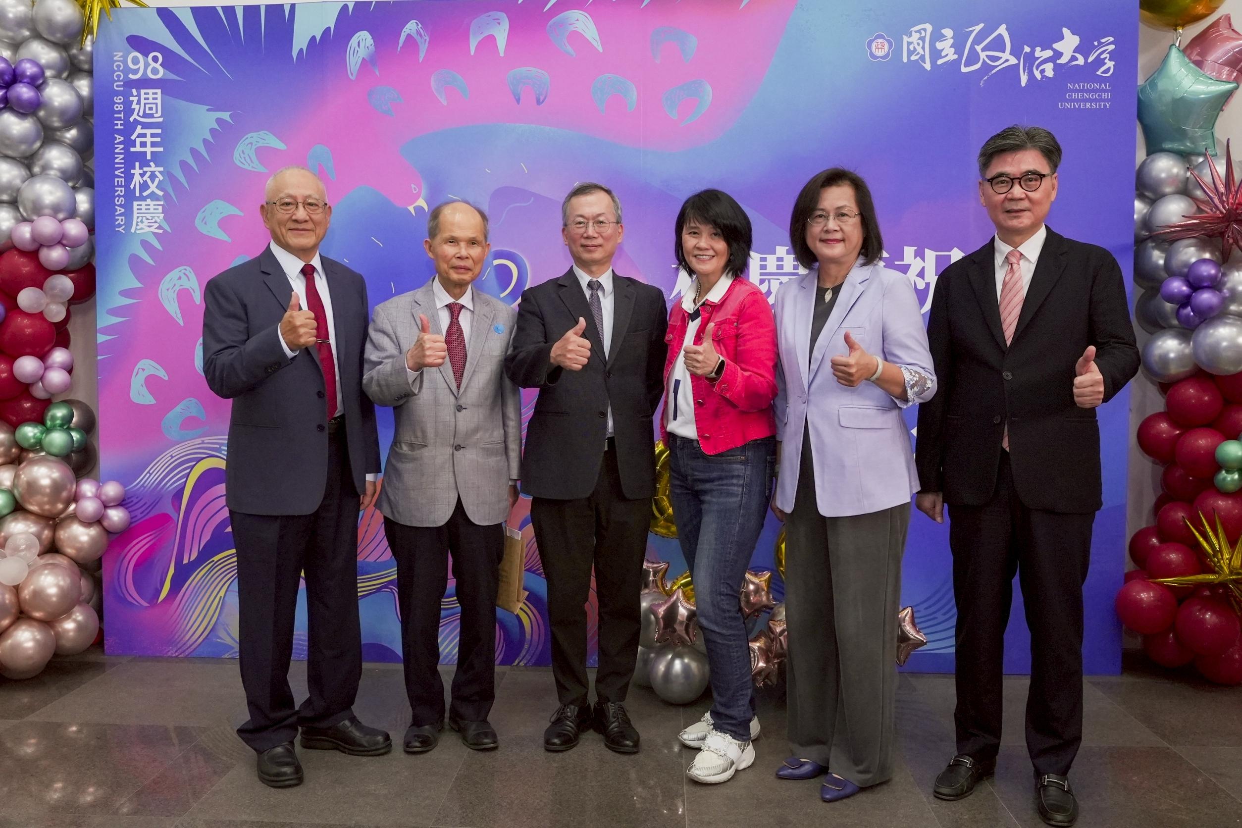 政大98校慶登場,頒發6位傑出校友,包括趨勢科技執行長陳怡樺、馨昌公司董事長鄧傳馨等人。