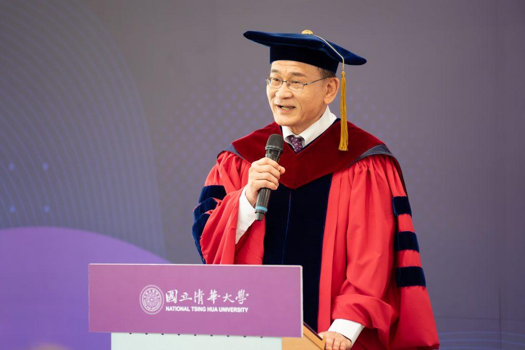 半導體封測領域先驅、巨沛公司創辦人暨董事長蔡進步8日獲頒國立清華大學名譽工學博士。