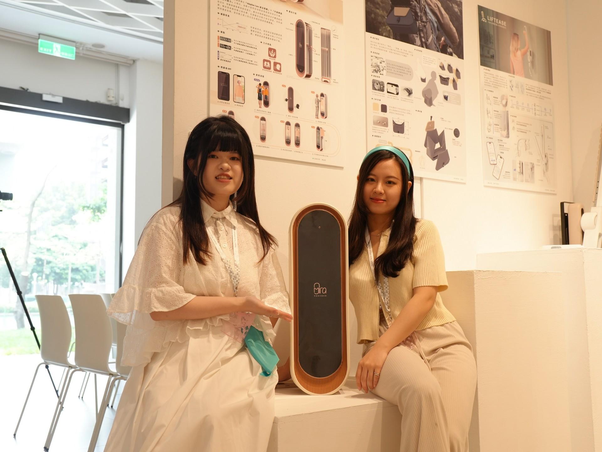 北科大工設系畢展登場,學生設計AI穿衣輔助機,協助阿茲海默症患者自理衣著。