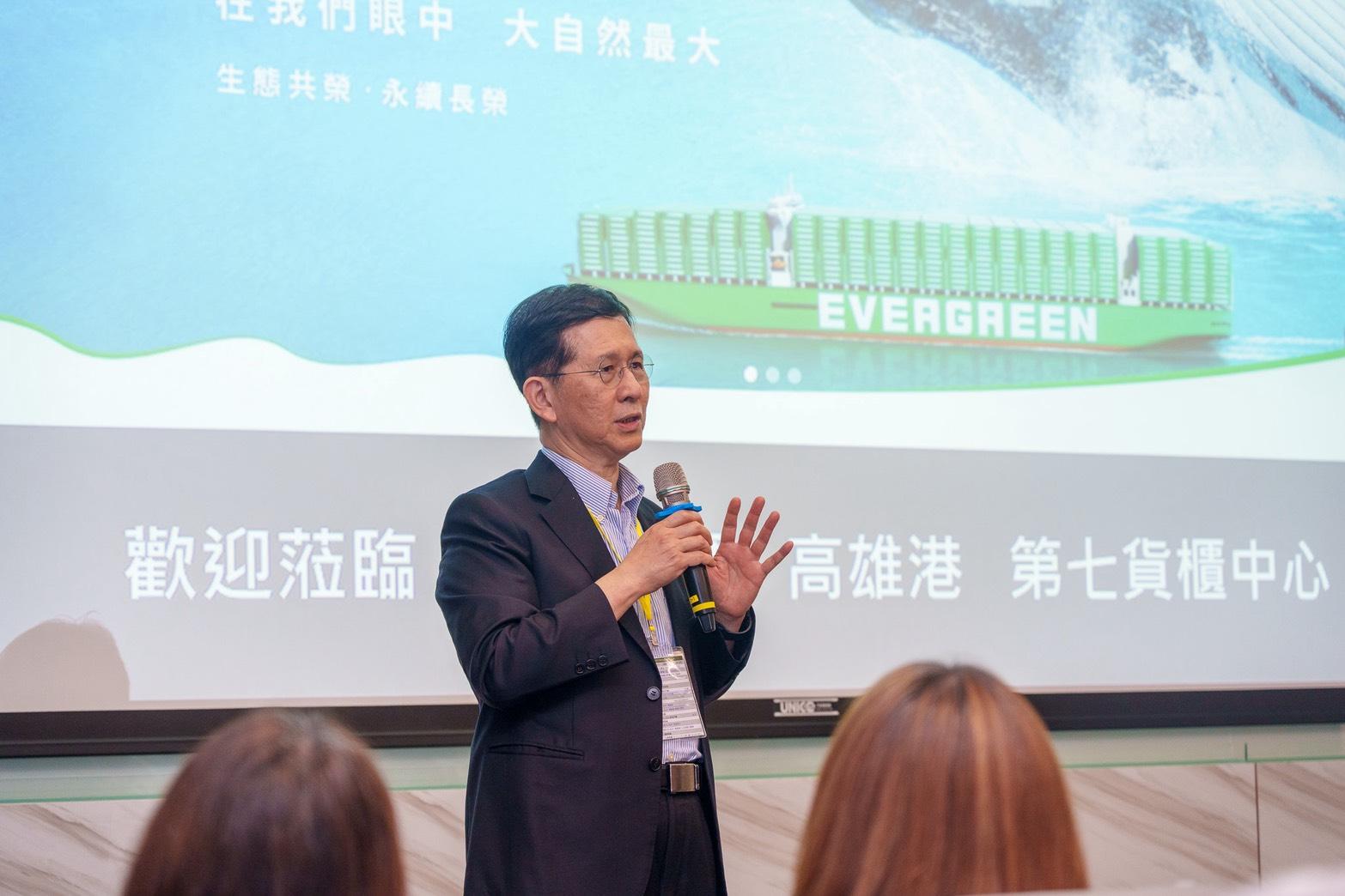 數發部長黃彥男率隊前往高雄市區及高雄港,實地視察5G創新垂直應用於智慧交通與智慧港口領域的發展成果。