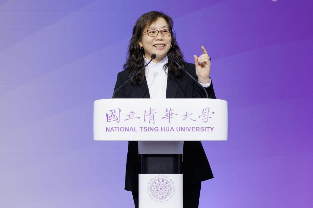 科技產業系列報導/求職不怕 面試也有小撇步 科系不限 打開視野去圓夢 8 金馬導演蕭菊貞勉勵清大畢業生,「我相信你們也將是臺灣未來的造山者。