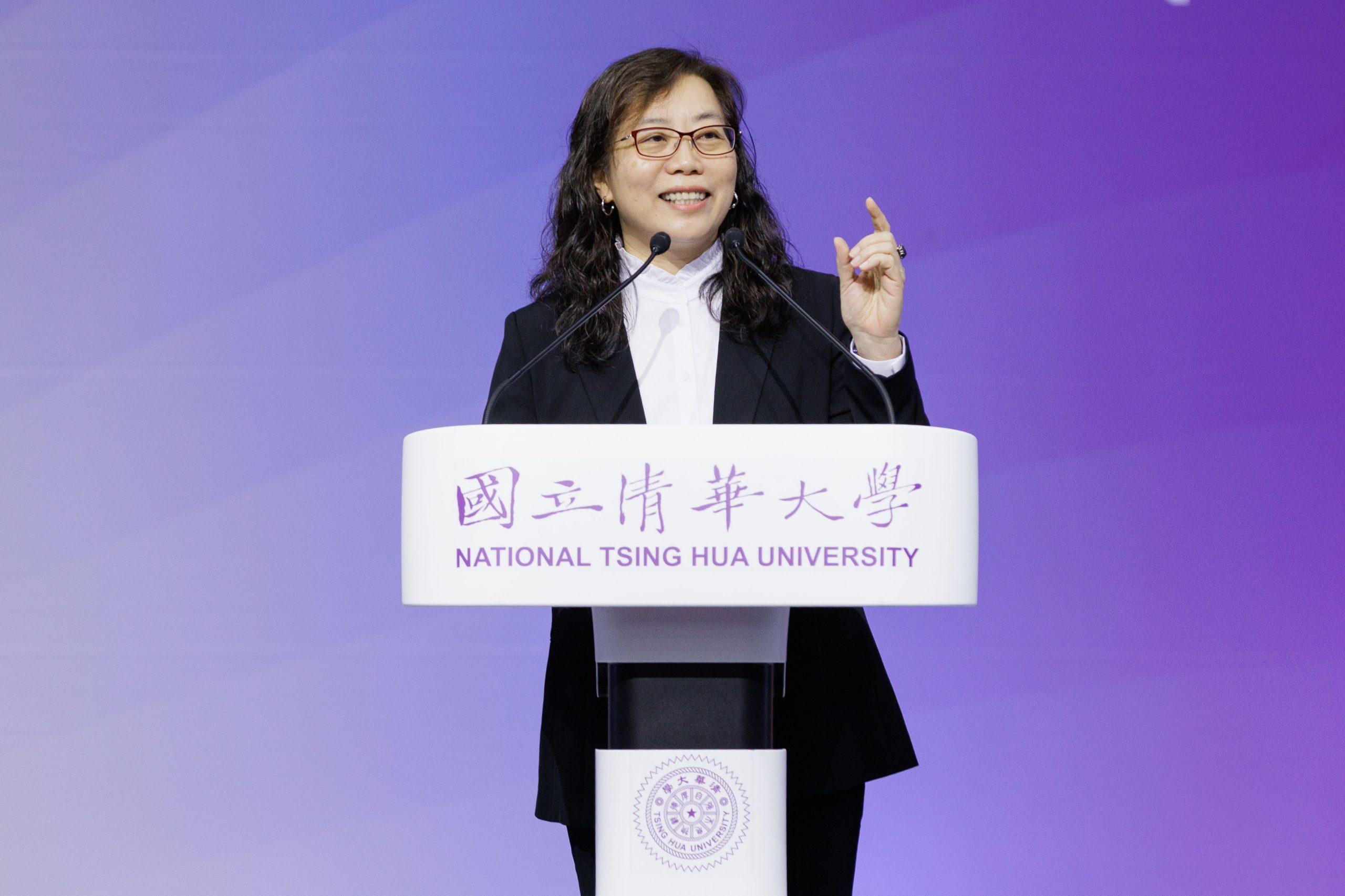 金馬導演蕭菊貞勉勵清大畢業生,「我相信你們也將是臺灣未來的造山者。