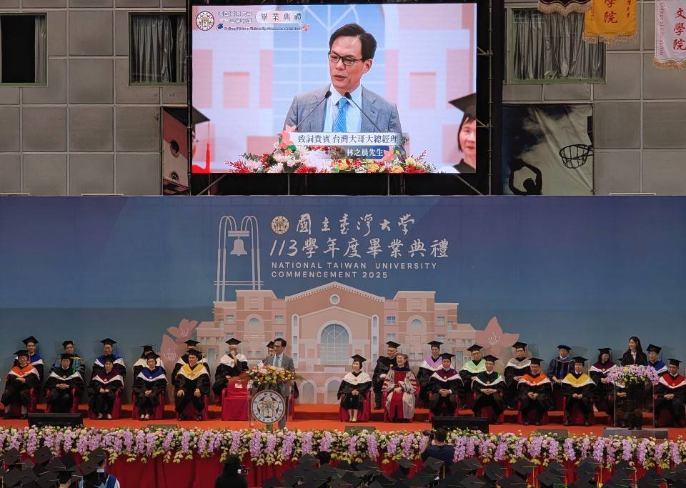 台灣大哥大總經理林之晨24日在台大畢典上,分享在科技業的創業歷程,勉勵學子越級打怪,可10倍速升級。