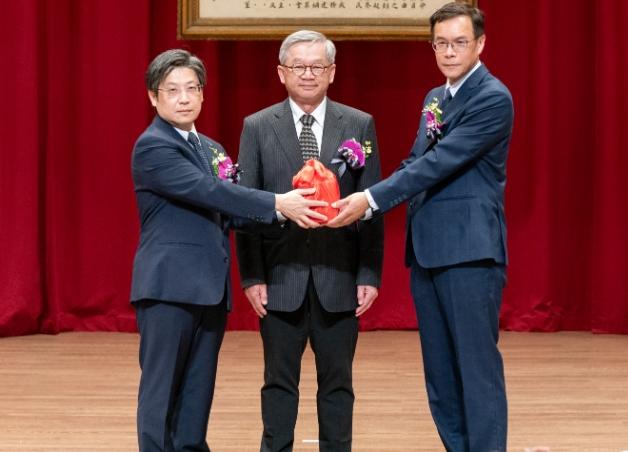胡世民（右）接任新任竹科管理局長，國科會主委吳誠文在交接典禮時表示，未來科學園區開發，將朝向低密度生態園區進行開發。