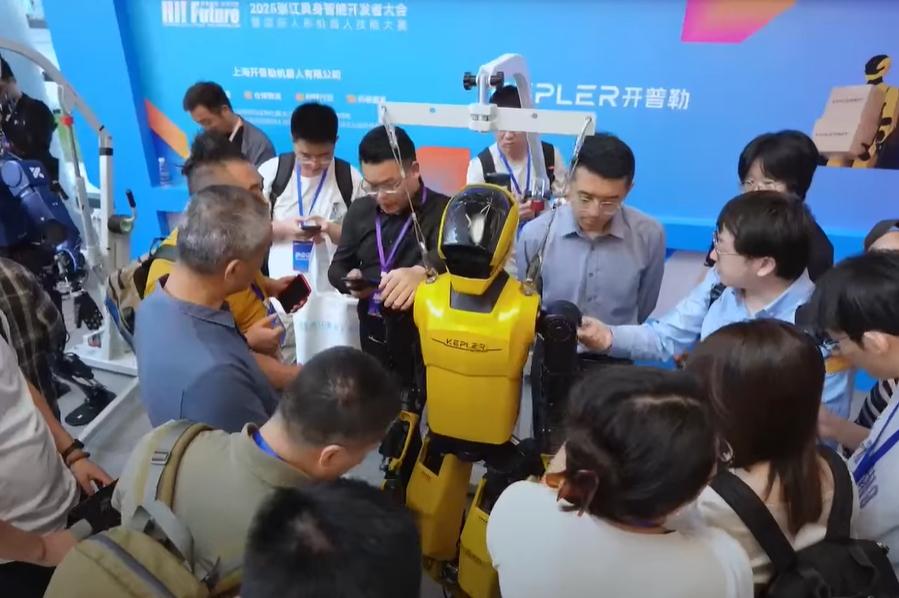 中國上海的新創企業Kepler機器人公司在美國ICRA 2025展會上,發表最新工業級人形機器人K2「大黃蜂」。