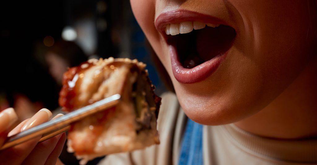 科學家近日取得一項突破性研究，發現了「食物氣味」與「大腦飽足感」之間存在一條直接連結的迴路。示意圖。（圖／123RF）