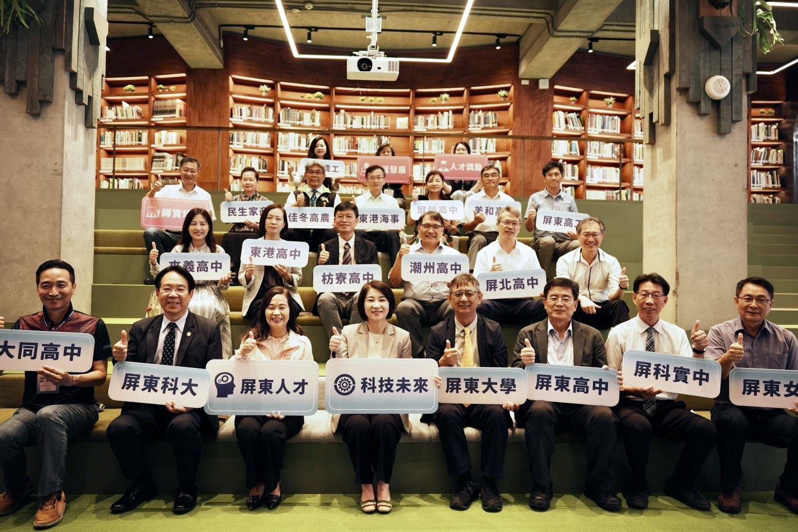 屏東縣政府宣布,高科技產業人才培育計畫啟動,高中職最高補助50萬、優秀生發獎學金1萬元。(圖/屏東縣政府提供)