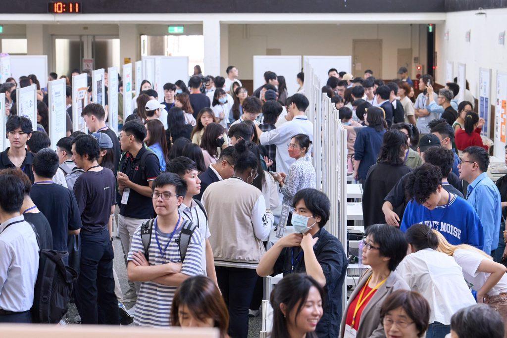 政大2日舉辦AI跨域聯展，25家企業、逾650位學生參與，參展人數創新高。
