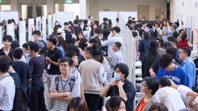 政大2日舉辦AI跨域聯展，25家企業、逾650位學生參與，參展人數創新高。