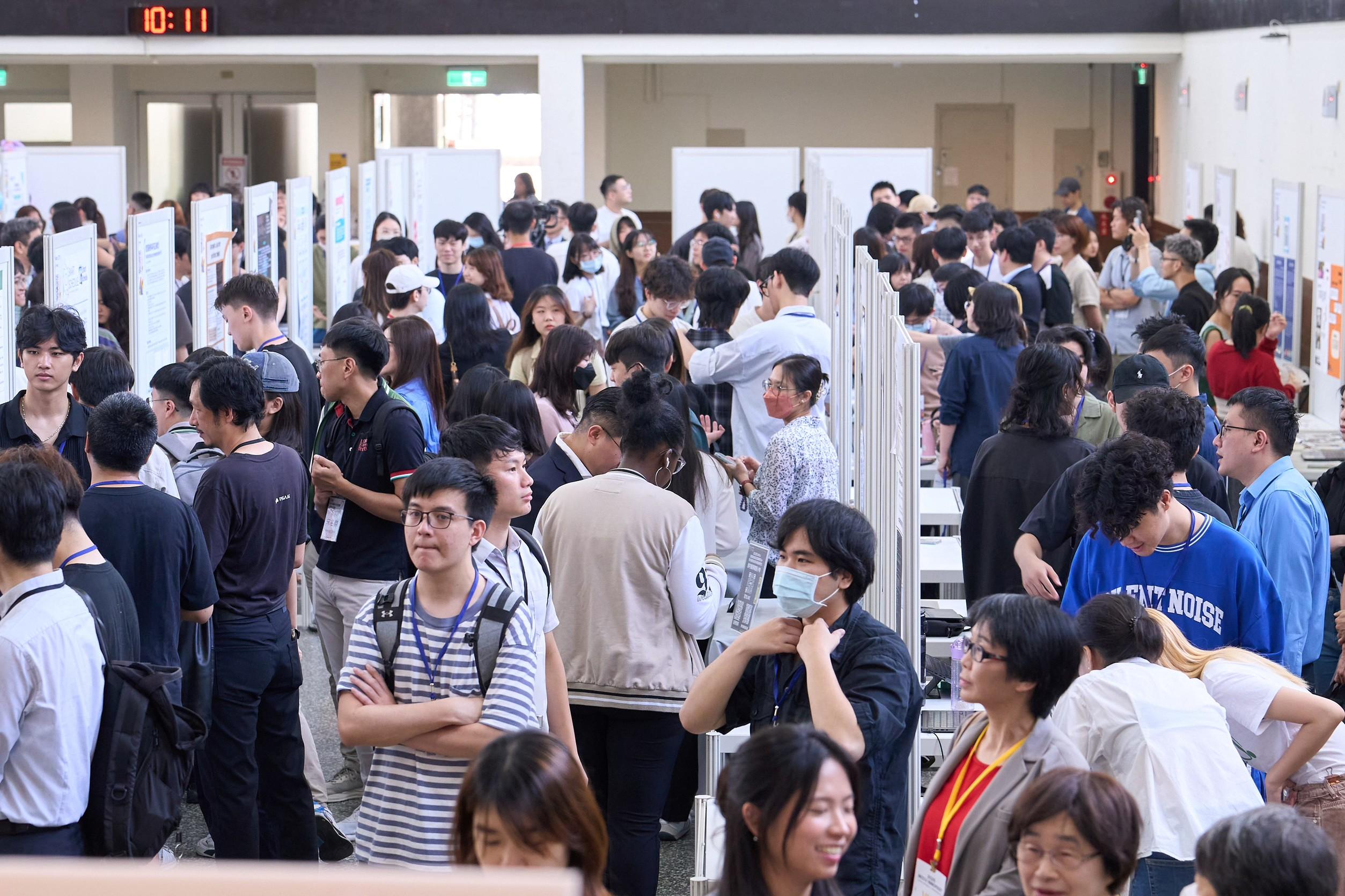政大2日舉辦AI跨域聯展，25家企業、逾650位學生參與，參展人數創新高。