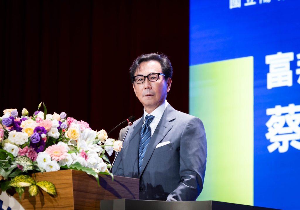 富邦董座蔡明忠赴陽明交大畢典演講，分享處事3原則，並提及AI時代下要深思慢學、終身學習。