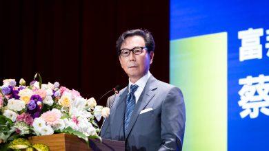 富邦董座蔡明忠赴陽明交大畢典演講，分享處事3原則，並提及AI時代下要深思慢學、終身學習。