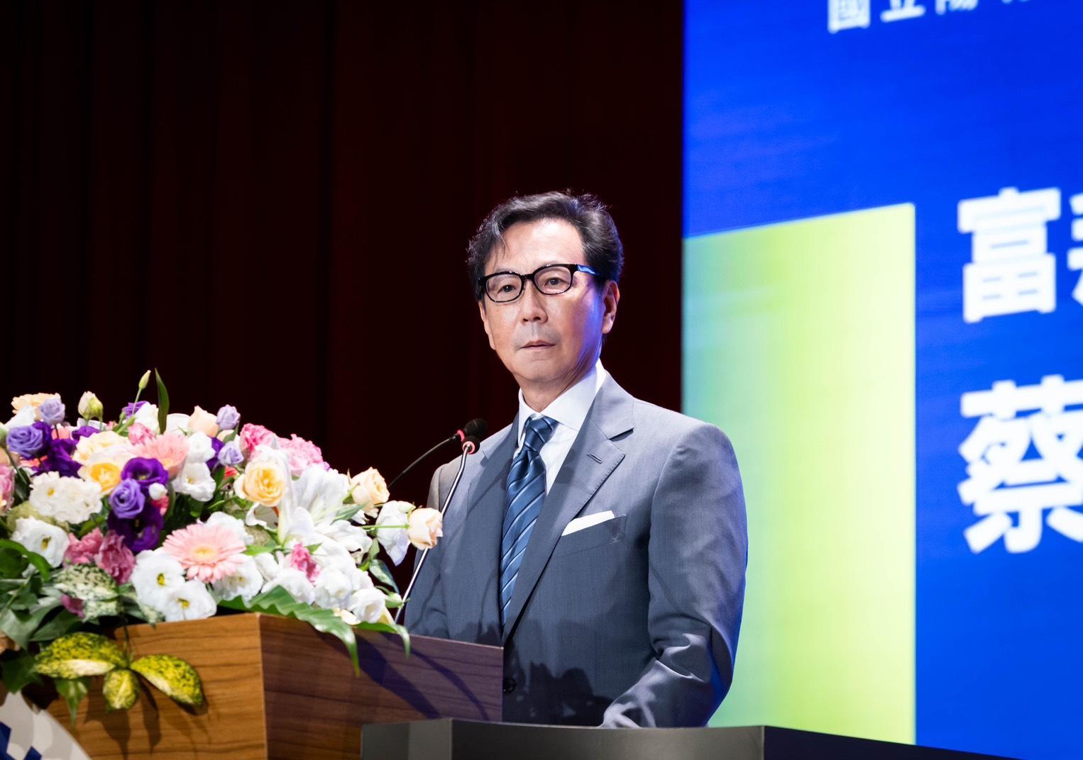 富邦董座蔡明忠赴陽明交大畢典演講，分享處事3原則，並提及AI時代下要深思慢學、終身學習。
